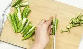 मिर्च काटते समय हाथों में जलन हो जाए तो ये डेयरी प्रोडक्ट आएंगे काम