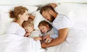 बच्चों को होली खेलने से न रोकें, बस उनको सिखायें ये 5 टिप्स