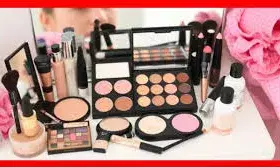 अपनी मेकअप किट से बाहर निकाल दें ये चीजें, स्किन को हो सकता है नुकसान!