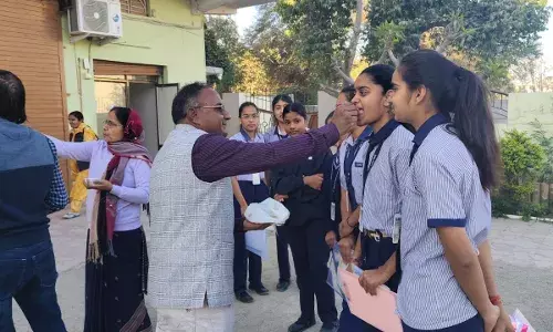 परीक्षार्थियों को मंगल तिलक लगाकर दी शुभकामनाएं