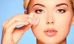 गर्मियों फ्रेश स्किन के लिए बर्फ में डुबोते हैं चेहरा, जान लें इसके साइड इफेक्ट