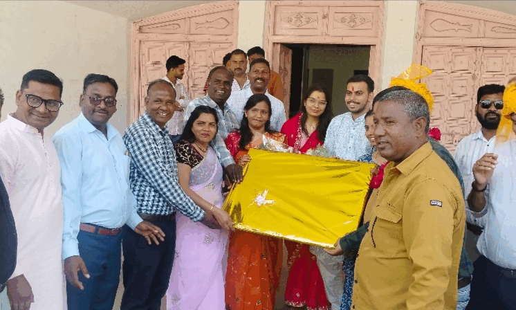 बेटे की शादी पर महापौर ने सफाई कर्मियों को टेबल कुर्सी पर कराया भोजन