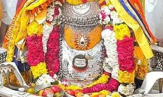 भस्म आरती में त्रिनेत्र स्वरूप में सजे बाबा महाकाल