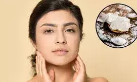 फिटकरी चेहरे पर लगाने से लेकर सावधानी बरतने तक, जानें इससे जुड़ी ये बातें