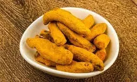 हल्दी की गांठ करेगी पैसों की समस्या दूर, इन जगहों पर जरूर रखें