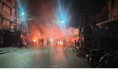 दुकानों में आग लगाई, पेट्रोल बम फेंके,लाठीचार्ज , भारी पुलिस फोर्स तैनात