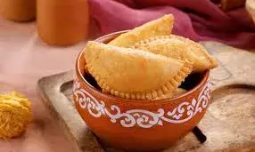 घर पर ऐसे बनाएं होली स्पेशल क्रिस्पी गुजिया, हर कोई करेगा तारीफ