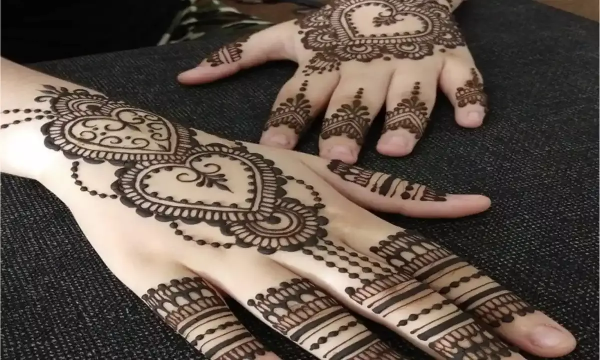 होली पर मेहंदी के ट्रेंडिंग डिजाइनों से बढ़ाएं अपने हाथों की खूबसूरती,दिखें सबसे खास