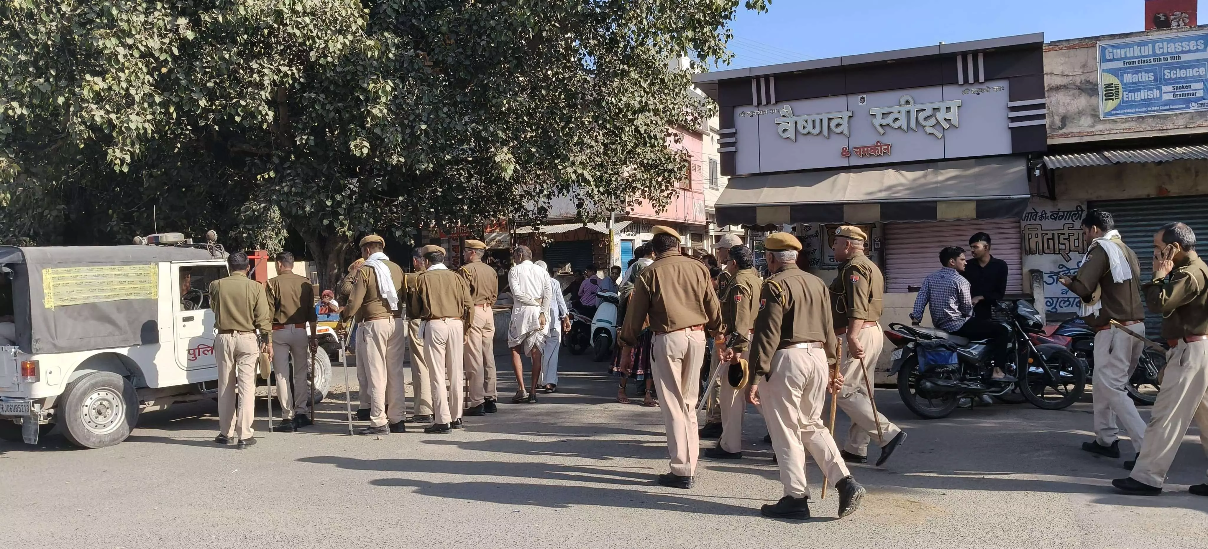 भीलवाड़ा में पुलिस चौकस ... हिंदू महिलाओं पर अत्याचार विरोध में भीलवाड़ा पूरी तरह बंद, पुलिस अलर्ट, श्री गेस्ट हाउस से आक्रोश रैली सूचना केंद्र पहुंची भीलवाड़ा में पुलिस चौकस ... हिंदू महिलाओं पर अत्याचार विरोध में भीलवाड़ा पूरी तरह बंद, पुलिस अलर्ट, श्री गेस्ट हाउस से आक्रोश रैली सूचना केंद्र पहुंची