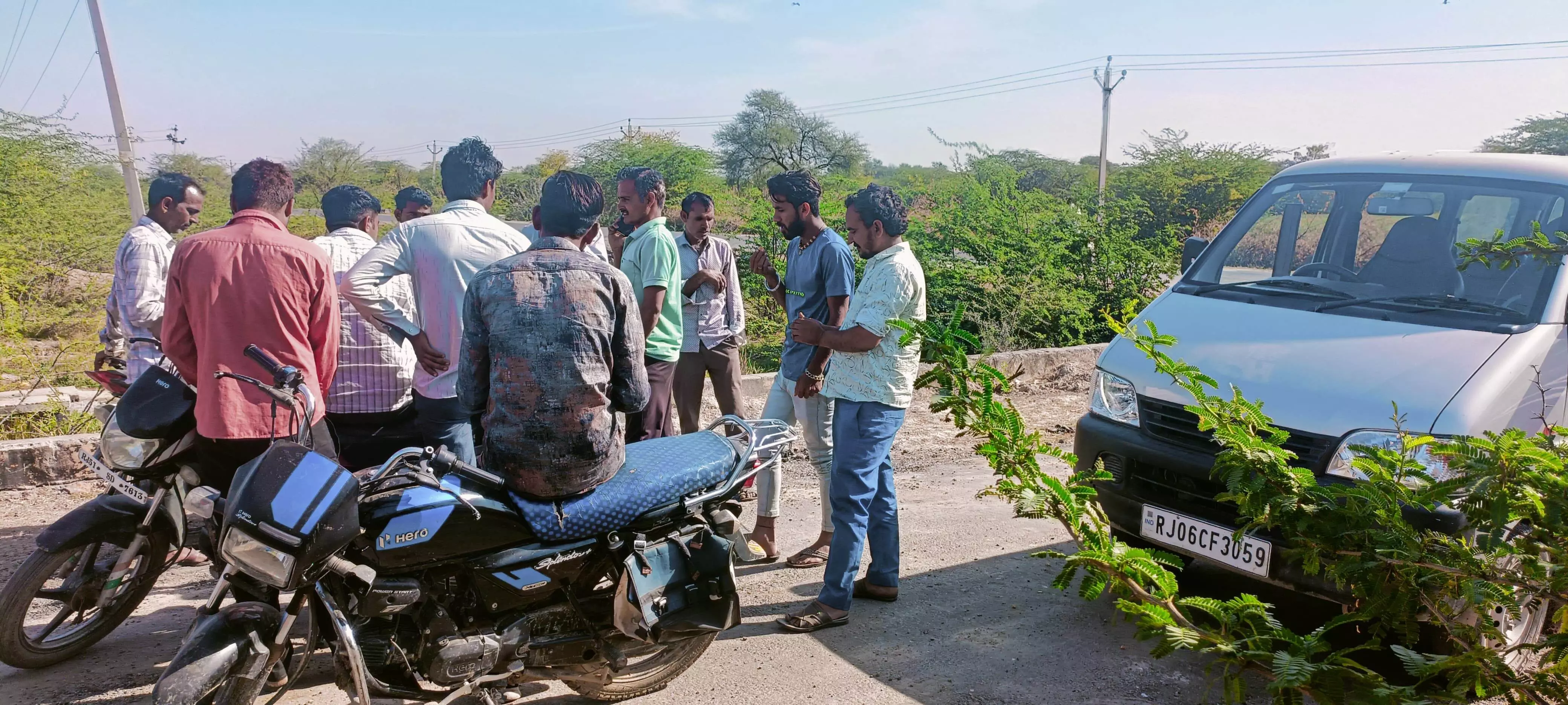 पुर क्षेत्र में जुटते लोग pnkaj ... हिंदू महिलाओं पर अत्याचार विरोध में भीलवाड़ा पूरी तरह बंद, पुलिस अलर्ट, श्री गेस्ट हाउस से आक्रोश रैली सूचना केंद्र पहुंची पुर क्षेत्र में जुटते लोग pnkaj ... हिंदू महिलाओं पर अत्याचार विरोध में भीलवाड़ा पूरी तरह बंद, पुलिस अलर्ट, श्री गेस्ट हाउस से आक्रोश रैली सूचना केंद्र पहुंची