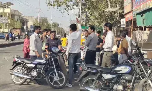 भीलवाड़ा के बंद बाजार  ... हिंदू महिलाओं पर अत्याचार  विरोध में भीलवाड़ा पूरी तरह बंद, पुलिस अलर्ट, श्री गेस्ट हाउस से आक्रोश रैली सूचना केंद्र  पहुंची