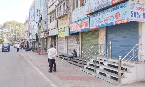 भीलवाड़ा के बंद बाजार  ... हिंदू महिलाओं पर अत्याचार  विरोध में भीलवाड़ा पूरी तरह बंद, पुलिस अलर्ट, श्री गेस्ट हाउस से आक्रोश रैली सूचना केंद्र  पहुंची