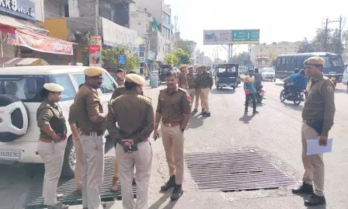 पुलिस निगरानी रखते हुए ... हिंदू महिलाओं पर अत्याचार विरोध में भीलवाड़ा पूरी तरह बंद, पुलिस अलर्ट, श्री गेस्ट हाउस से आक्रोश रैली सूचना केंद्र पहुंची पुलिस निगरानी रखते हुए ... हिंदू महिलाओं पर अत्याचार विरोध में भीलवाड़ा पूरी तरह बंद, पुलिस अलर्ट, श्री गेस्ट हाउस से आक्रोश रैली सूचना केंद्र पहुंची