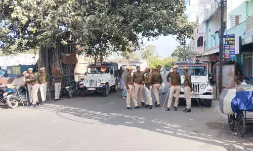 पुलिस निगरानी रखते हुए ... हिंदू महिलाओं पर अत्याचार विरोध में भीलवाड़ा पूरी तरह बंद, पुलिस अलर्ट, श्री गेस्ट हाउस से आक्रोश रैली सूचना केंद्र पहुंची पुलिस निगरानी रखते हुए ... हिंदू महिलाओं पर अत्याचार विरोध में भीलवाड़ा पूरी तरह बंद, पुलिस अलर्ट, श्री गेस्ट हाउस से आक्रोश रैली सूचना केंद्र पहुंची