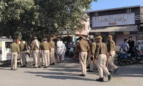 पुलिस निगरानी रखते हुए ... हिंदू महिलाओं पर अत्याचार विरोध में भीलवाड़ा पूरी तरह बंद, पुलिस अलर्ट, श्री गेस्ट हाउस से आक्रोश रैली सूचना केंद्र पहुंची पुलिस निगरानी रखते हुए ... हिंदू महिलाओं पर अत्याचार विरोध में भीलवाड़ा पूरी तरह बंद, पुलिस अलर्ट, श्री गेस्ट हाउस से आक्रोश रैली सूचना केंद्र पहुंची