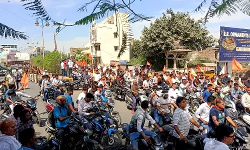 श्री गेस्ट हाउस चौराहे से रवाना इसके बाद... ... हिंदू महिलाओं पर अत्याचार विरोध में भीलवाड़ा पूरी तरह बंद, पुलिस अलर्ट, श्री गेस्ट हाउस से आक्रोश रैली सूचना केंद्र पहुंची श्री गेस्ट हाउस चौराहे से रवाना इसके बाद... ... हिंदू महिलाओं पर अत्याचार विरोध में भीलवाड़ा पूरी तरह बंद, पुलिस अलर्ट, श्री गेस्ट हाउस से आक्रोश रैली सूचना केंद्र पहुंची
