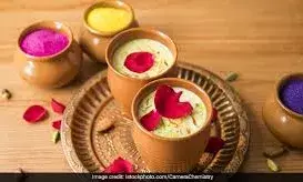 बिना ठंडाई के अधूरी क्यों मानी जाती है होली? जानिए क्या है इसके पीछे का कारण