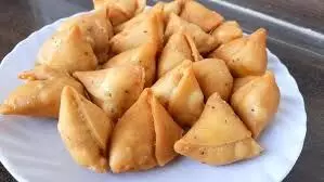 होली पर बनाएं क्रिस्पी मिनी समोसे, देखते ही मुंह में आएगा पानी