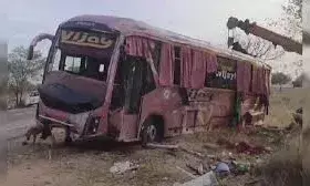 स्लीपर बस ट्रेलर से टकरा कर पलटी,3 छात्रों की मौत