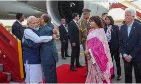 मॉरीशस में पीएम मोदी का भव्य स्वागत, नवीन रामगुलाम ने लगाया गले; गार्ड ऑफ ऑनर दिया गया मॉरीशस में पीएम मोदी का भव्य स्वागत, नवीन रामगुलाम ने लगाया गले; गार्ड ऑफ ऑनर दिया गया