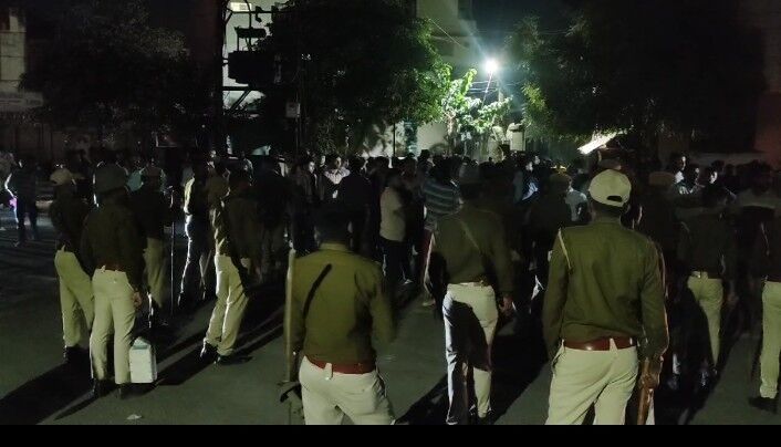 पशु चिकित्सालय के निकट बड़ी संख्या मे पुलिस कर्मी तैनात फोटो अंकुर