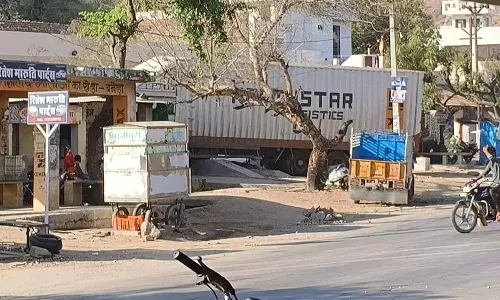 अनियंत्रित होकर ट्रेलर घुसा दुकान में