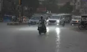 अलवर और सीकर में बूंदाबांदी के बाद तेज हवाओं से बदला मौसम
