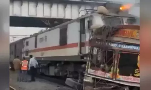 जलगांव में ट्रक से टकराई अमरावती एक्सप्रेस , इंजन में लगी आग