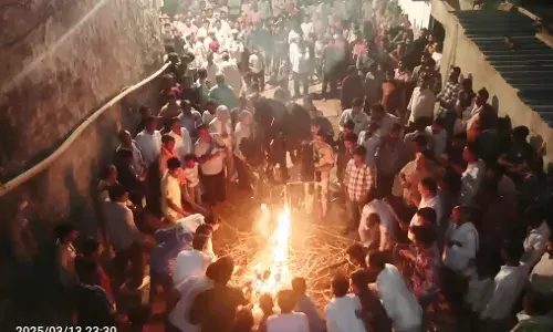 लाडपुरा में रात्रि 11.28बजे होलिका दहन किया