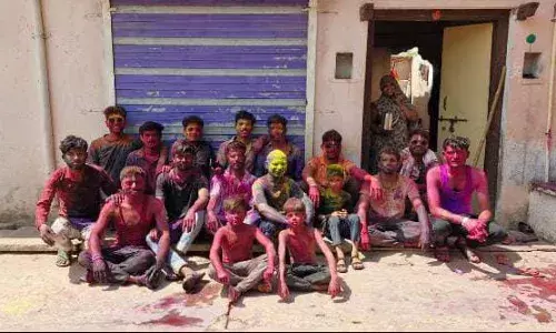 लाडपुरा क्षेत्र में धुलंडी पर एक दूसरे को रंग लगाकर रंगों का पर्व मनाया