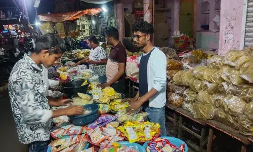 शीतला सप्तमी 21 को मनाएंगे, सज गई व्यंजनों, पिचकारियों व रंग-गुलाल की स्टालें