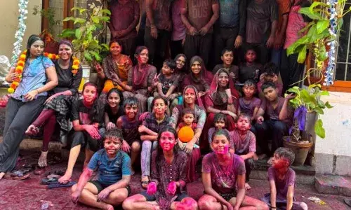 राजस्थानी परम्परा अनुसार बन्ना एवं बाईसाओ ने केरला में खेली होली