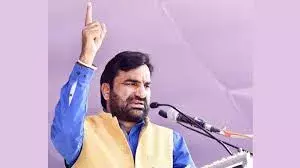 बेनीवाल ने बीजेपी और कांग्रेस को सांपनाथ और नागनाथ बताते हुए कहा दोनों दल मिलकर गुमराह कर रहे जनता को बेनीवाल ने बीजेपी और कांग्रेस को सांपनाथ और नागनाथ बताते हुए कहा दोनों दल मिलकर गुमराह कर रहे जनता को