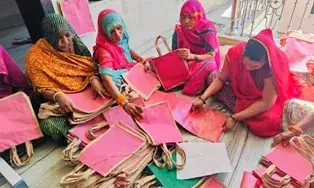 जूट और कपड़े के बैग की डिमांड अब छू रही आसमान, एसएचजी की ग्रामीण महिलाएं भी तन्मयता से जुटीं बनाने में
