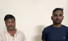 क्षेत्रीय वन अधिकारी और वन रक्षक चार लाख 61 हजार रुपये रिश्वत लेते गिरफ्तार