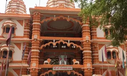 कोने-कोन से श्रद्धालु यहां आते हैं. मन्नत मांगने