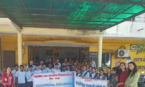 स्कूल के विद्यार्थियों ने आसना ग्राम सेवा सहकारी समिति का किया अवलोकन