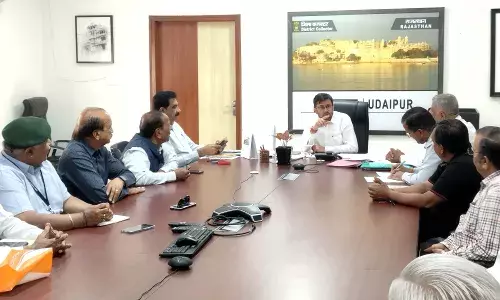 जनहित एवं मानव सेवा के कार्यों को प्राथमिकता से करें- कलक्टर