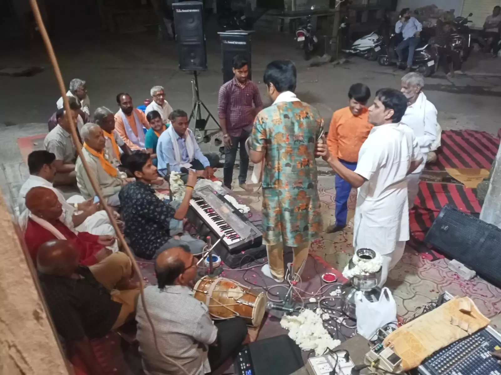 भजन संध्या में लिया भक्तों ने भजनों का आनंद भजन संध्या में लिया भक्तों ने भजनों का आनंद