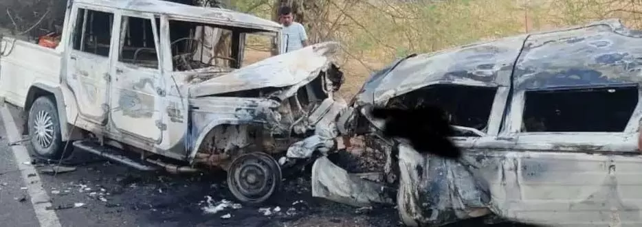 कार और कैम्पर गाड़ी में भिड़ंत, जिंदा जले दो लोग कार और कैम्पर गाड़ी में भिड़ंत, जिंदा जले दो लोग