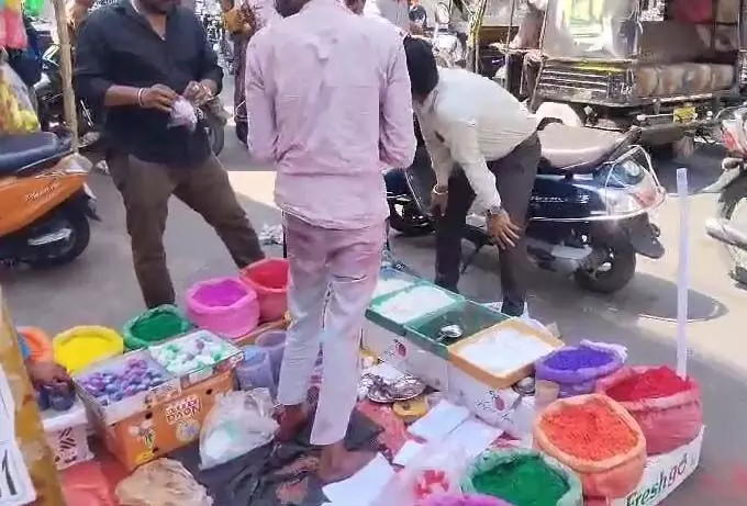 महिलाएं घरों में कर रही है रांदा पोआ, शीतला माता की पूजा के बाद कल खेला जाएगा रंग महिलाएं घरों में कर रही है रांदा पोआ, शीतला माता की पूजा के बाद कल खेला जाएगा रंग