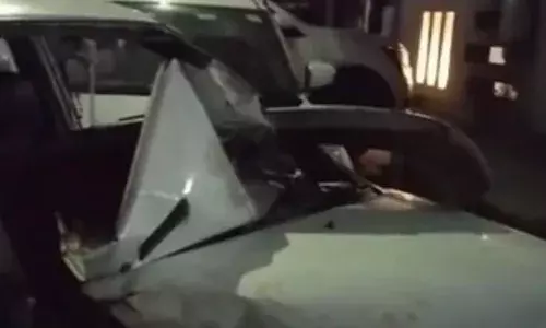 कार को टक्कर मारने के बाद बजरी भरी ट्रोली पलटी कार को टक्कर मारने के बाद बजरी भरी ट्रोली पलटी