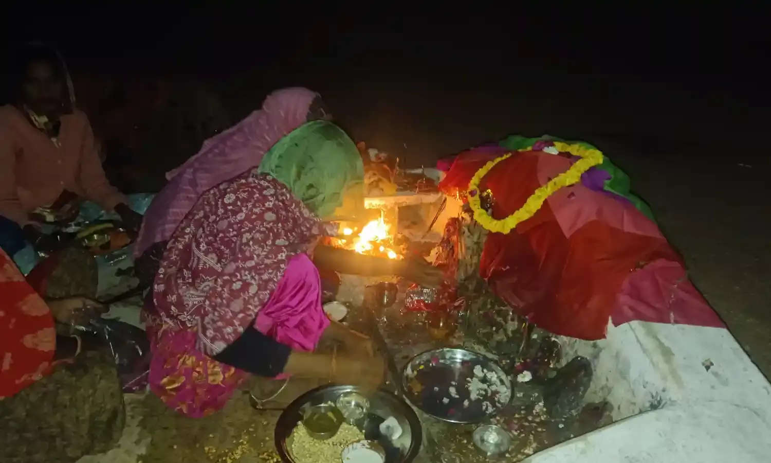 महिलाओं की शीतला माता की पूजा-अर्चना महिलाओं की शीतला माता की पूजा-अर्चना