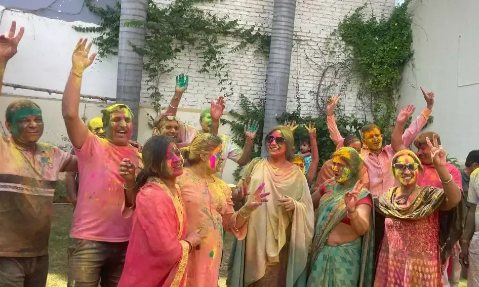 मित्र मंडल सेवा समिति ने मनाई होली