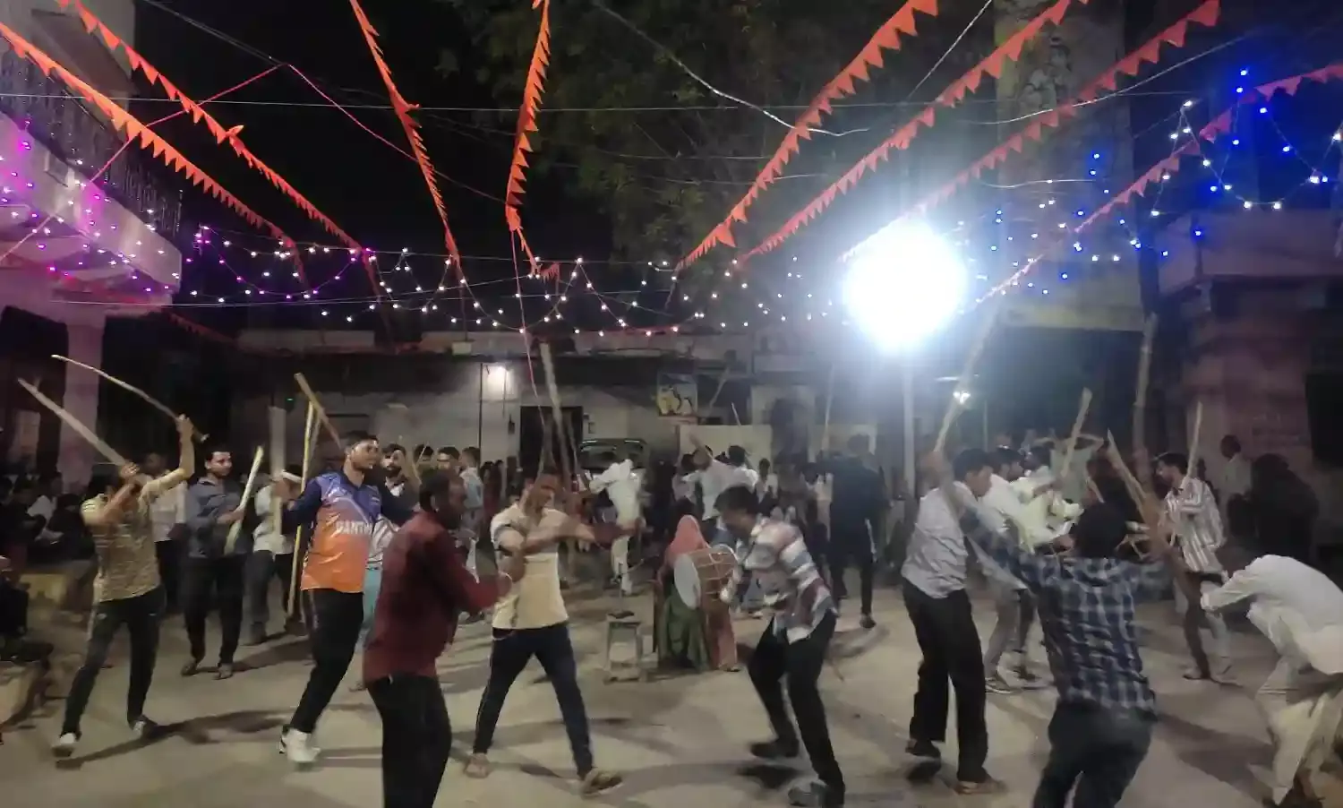 पारंपरिक वेशभूषा में गैर नृत्य शुरू, लोक संस्कृति की झलक पेश की पारंपरिक वेशभूषा में गैर नृत्य शुरू, लोक संस्कृति की झलक पेश की