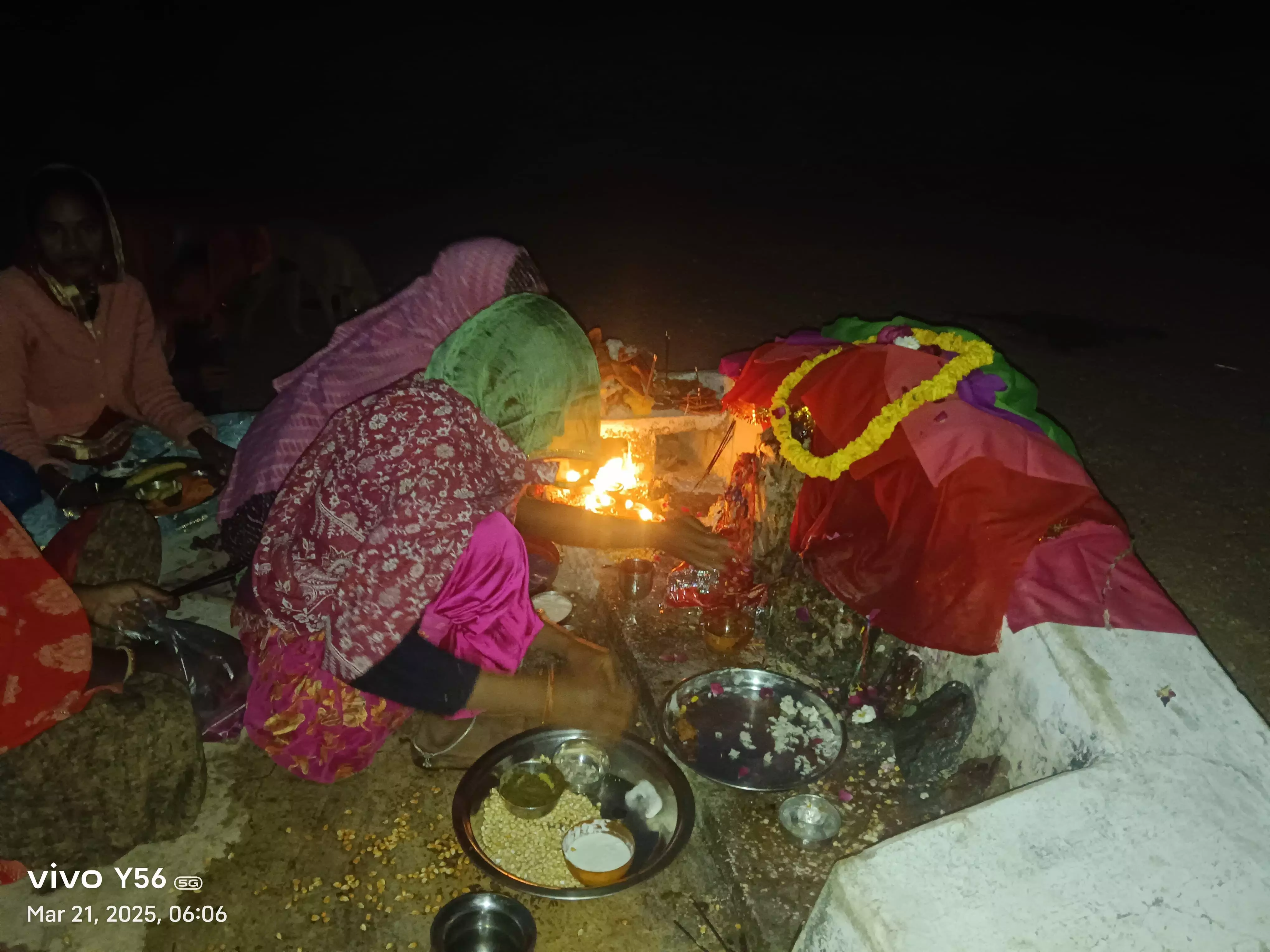 महिलाओं की शीतला माता की पूजा-अर्चना