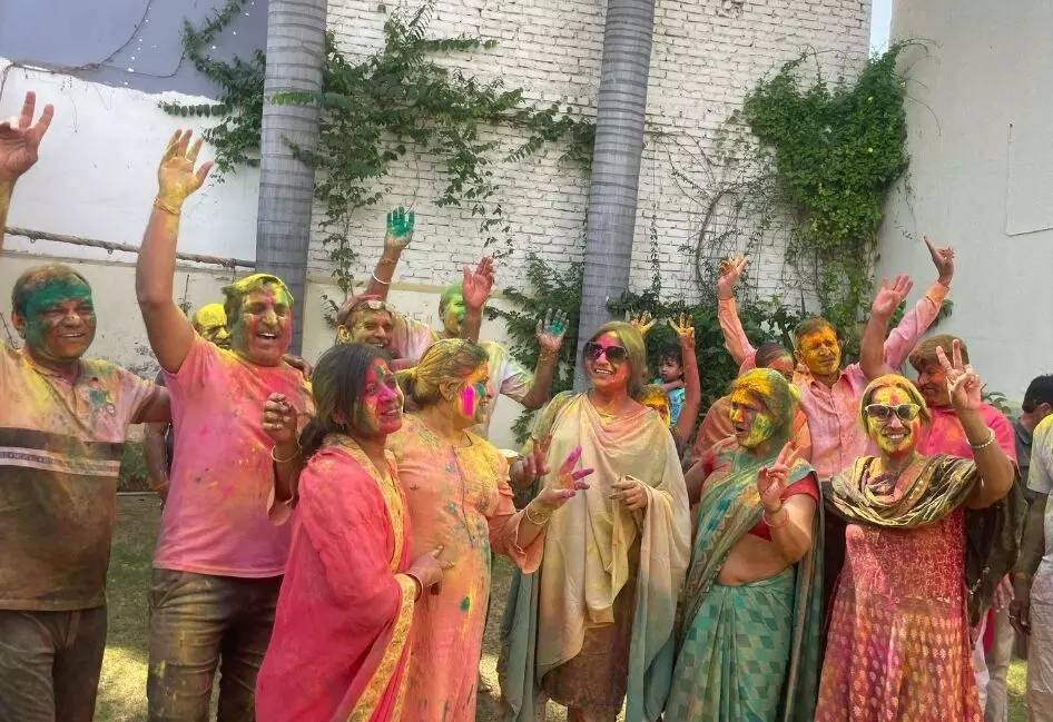 मित्र मंडल सेवा समिति ने मनाई होली