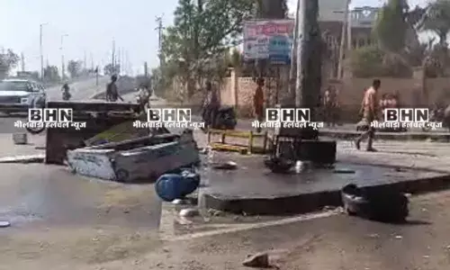 स्कार्पियो ने कार को मारी टक्कर, कार कचोरी के ठेले से टकराई, पिता पुत्र घायल