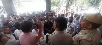 ट्रैक्टर की टक्कर से बाइक सवार की मौत, कलेक्ट्रेट पर प्रदर्शन ट्रैक्टर की टक्कर से बाइक सवार की मौत, कलेक्ट्रेट पर प्रदर्शन