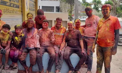 बनेड़ा में उड़ी गुलालें - खूब जमा रंग, बच्चों ने बड़ों संग खेली होली